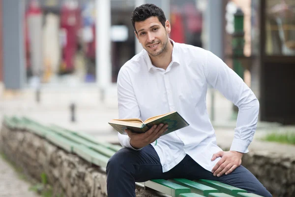 Jonge moslim kerel lezen van de koran — Stockfoto