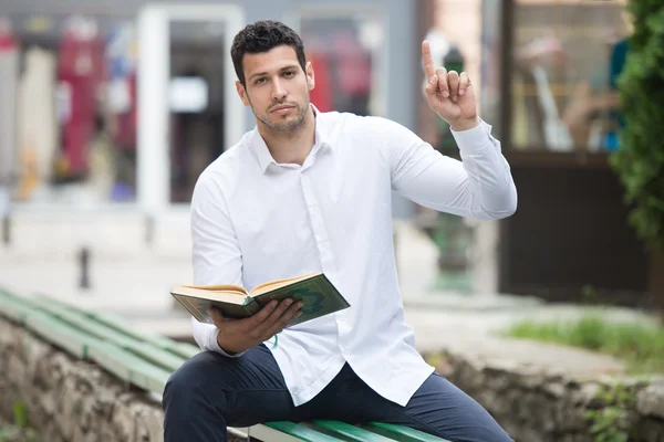 Junger muslimischer Kerl liest den Koran — Stockfoto