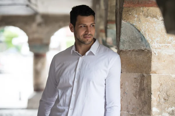 Portrait d'un jeune homme à l'extérieur — Photo