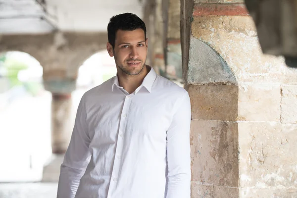 Portrait d'un jeune homme à l'extérieur — Photo