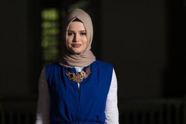 Genç Müslüman Kadın Portresi