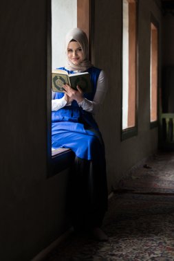 Genç Müslüman kız Kur'an okuma