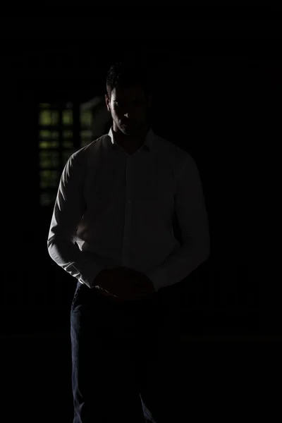 Hombre musulmán rezando en habitación oscura — Foto de Stock