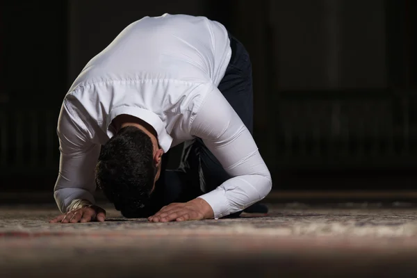 Humilde oração muçulmana — Fotografia de Stock