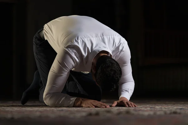 Bescheiden moslim gebed — Stockfoto