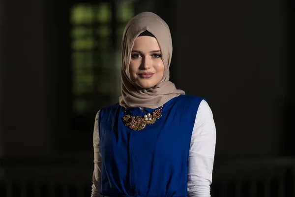 Portrait Of Young Muslim Woman — Stock Photo, Image