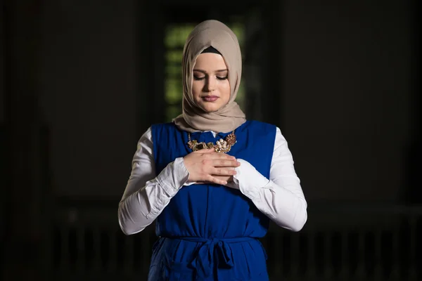 Portrait Of Young Muslim Woman — Stock Photo, Image