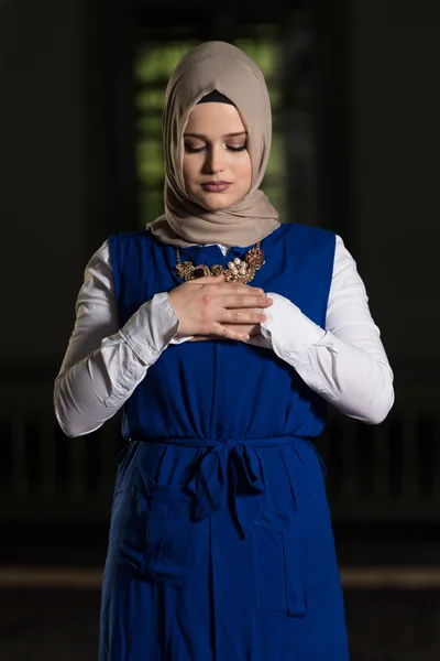Jonge moslimvrouw bidden — Stockfoto