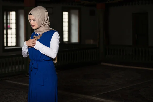 Мусульманка молится в мечети — стоковое фото