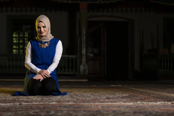 Portrét mladé muslimské ženy — Stock fotografie