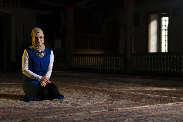 Muslimka se modlí v mešitě — Stock fotografie