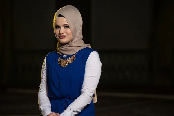 Retrato de una joven musulmana — Foto de Stock