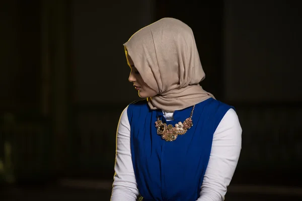 Mulher muçulmana orando na mesquita — Fotografia de Stock