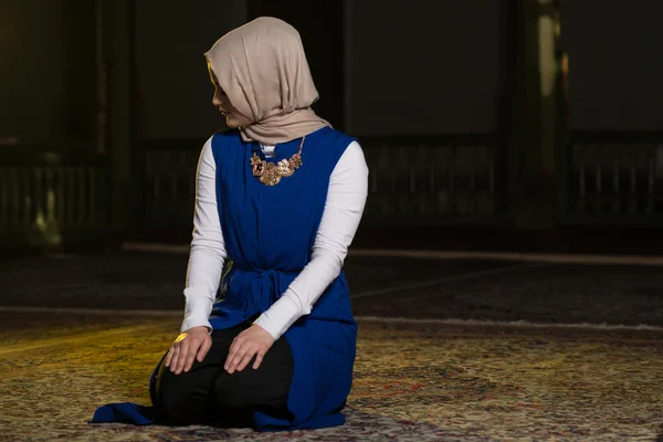 Oración femenina en la mezquita — Foto de Stock