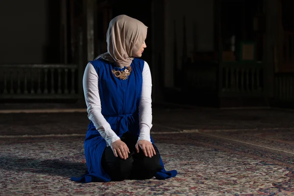 Mujer musulmana reza en la mezquita — Foto de Stock