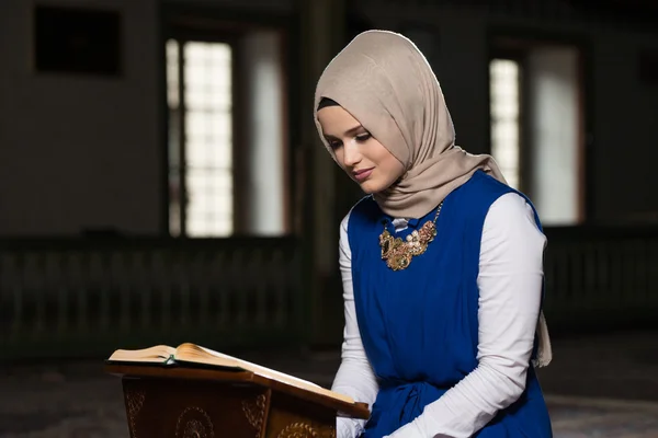 穆斯林妇女阅读伊斯兰的圣书古兰经 》 — 图库照片