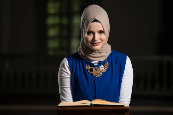 Muslimsk kvinna läsa heliga islamiska bok Koranen — Stockfoto