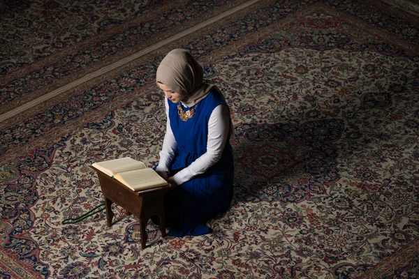 Muszlim nő olvasás Szent iszlám könyv korán — Stock Fotó