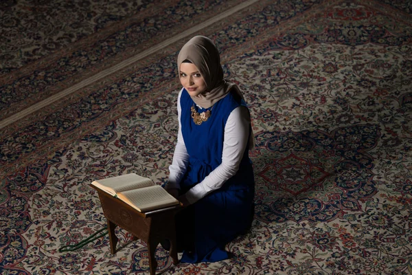 Jovem garota muçulmana lendo o Alcorão — Fotografia de Stock