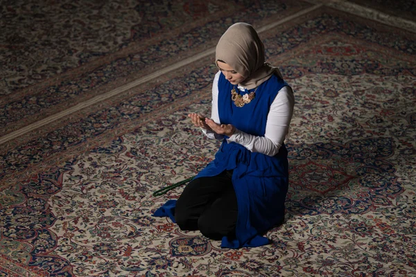 イスラム教徒の女性はモスクで祈る — ストック写真