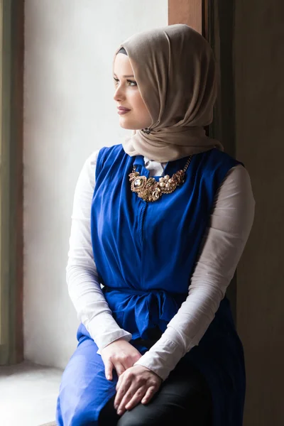 Mooie Moslimvrouw met sjaal — Stockfoto