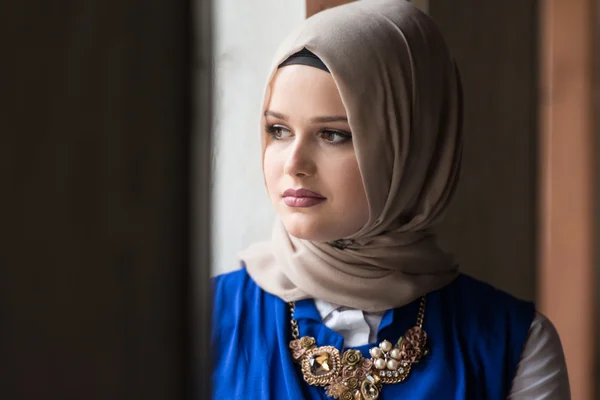 Flicka i hijab — Stockfoto