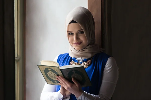 Mulher Muçulmana leitura Sagrado Livro Islâmico Alcorão — Fotografia de Stock