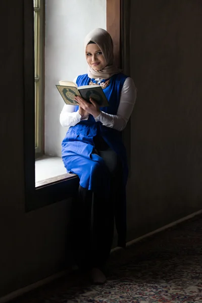 Genç Müslüman kız Kur'an okuma — Stok fotoğraf