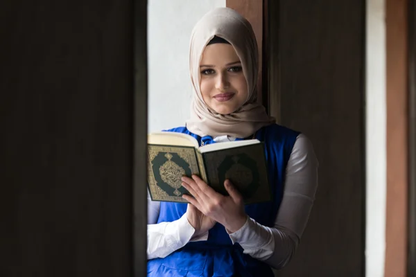 イスラム教徒の女性の読書イスラムの聖典コーラン — ストック写真