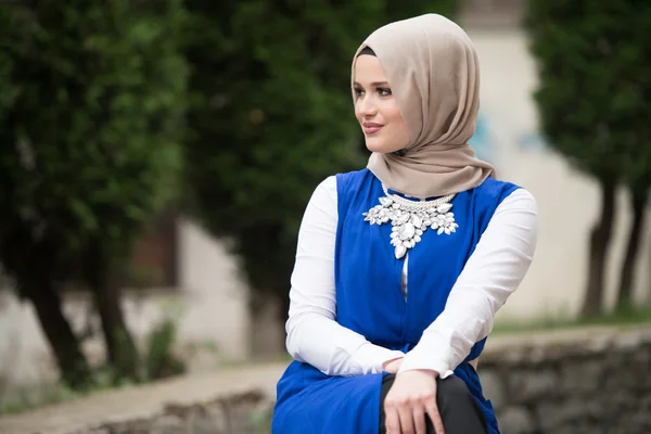 Mujer musulmana joven en pañuelo en la cabeza — Foto de Stock