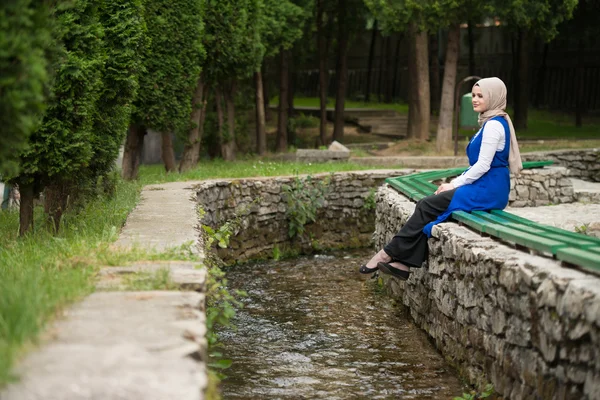 Retrato de una mujer musulmana bastante joven al aire libre —  Fotos de Stock