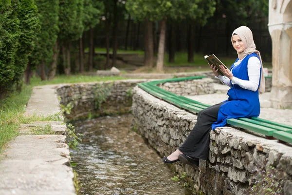 Moslimvrouw Is het lezen van de Koran — Stockfoto