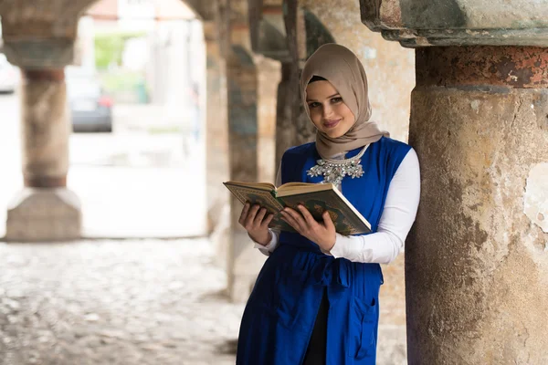 Moslimvrouw Is het lezen van de Koran — Stockfoto