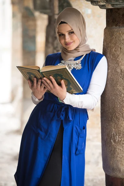 Moslim meisje het lezen van de Koran — Stockfoto