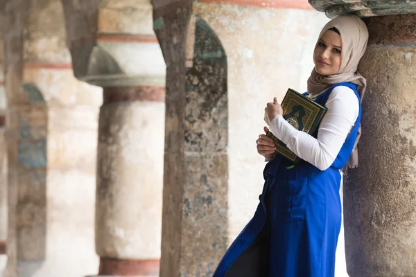 Ung muslimsk kvinna läsa heliga islamiska bok Koranen — Stockfoto
