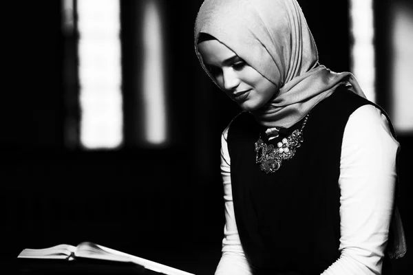 コーランを読んで若いイスラム教徒の少女 — ストック写真