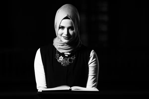 Mujer musulmana leyendo el Sagrado Libro Islámico Corán —  Fotos de Stock