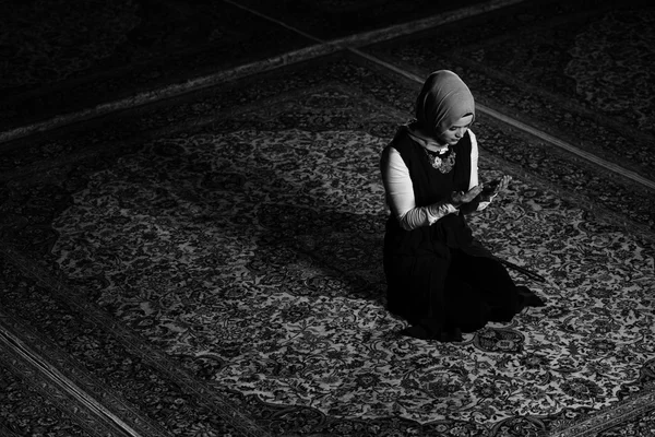 Müslüman kadın camide namaz kılıyor. — Stok fotoğraf