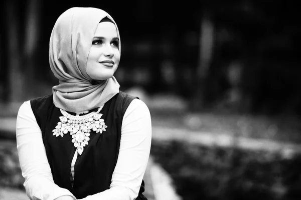 Retrato de una mujer musulmana bastante joven al aire libre —  Fotos de Stock