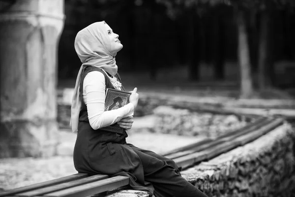 Joven musulmana leyendo el Corán —  Fotos de Stock