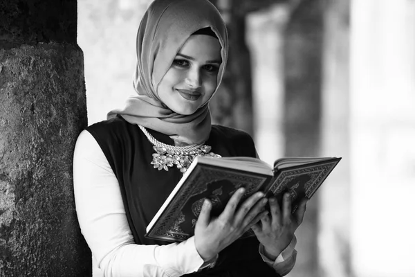 Joven mujer musulmana leyendo el Sagrado Libro Islámico Corán — Foto de Stock