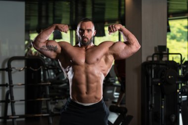 Spor salonunda poz atlet kaslı vücut geliştirmeci