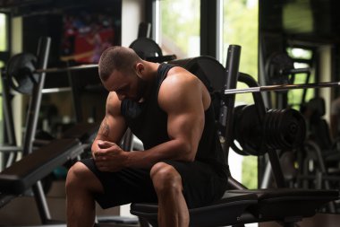 Spor salonunda dinlenme vücut geliştirmeci