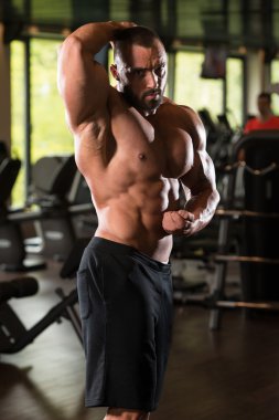 spor salonunda poz vücut geliştirmeci