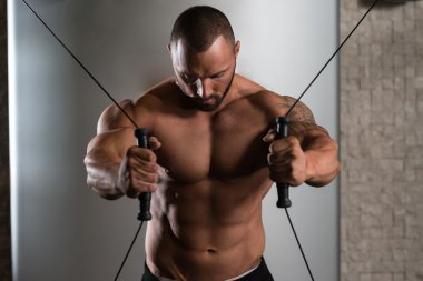 kabloları ile göğüs egzersiz