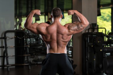 Spor salonunda poz atlet kaslı vücut geliştirmeci