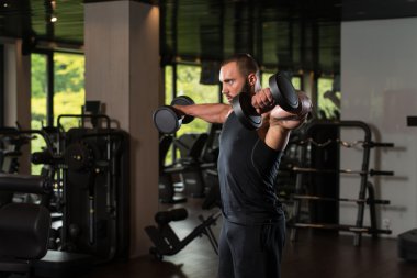 Omuz Dumbbells ile egzersiz kaslı erkek modeli