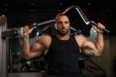 Büyük adam egzersiz geri çekme