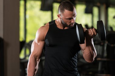 Vücut geliştirmeci egzersiz pazı Dumbbells ile