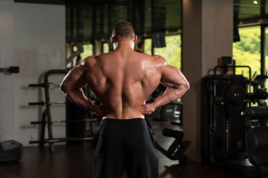 Fitness kas adam koyu spor salonunda poz şeklinde